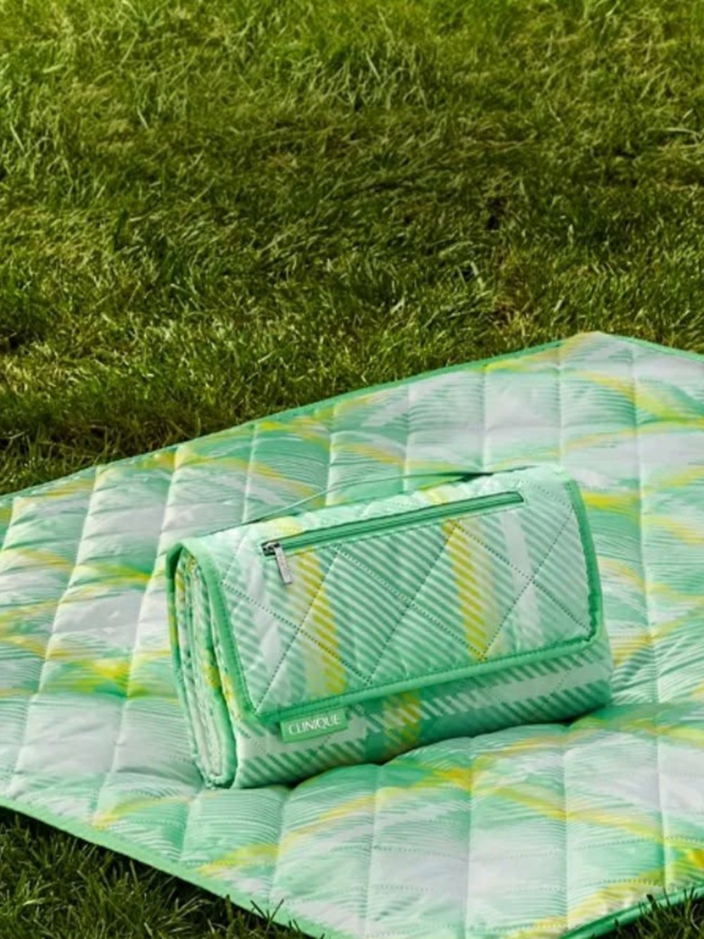 NEW CLINIQUE PICNIC BLANKET MINT GREEN NEW WITH TAGS Camping Outdoor Travel 2026